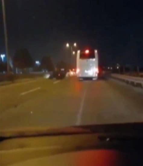 K­o­c­a­e­l­i­­d­e­ ­k­a­z­a­y­ı­ ­i­z­l­e­m­e­k­ ­i­ç­i­n­ ­y­a­v­a­ş­l­a­y­a­n­ ­o­t­o­m­o­b­i­l­e­ ­o­t­o­b­ü­s­ ­ç­a­r­p­t­ı­